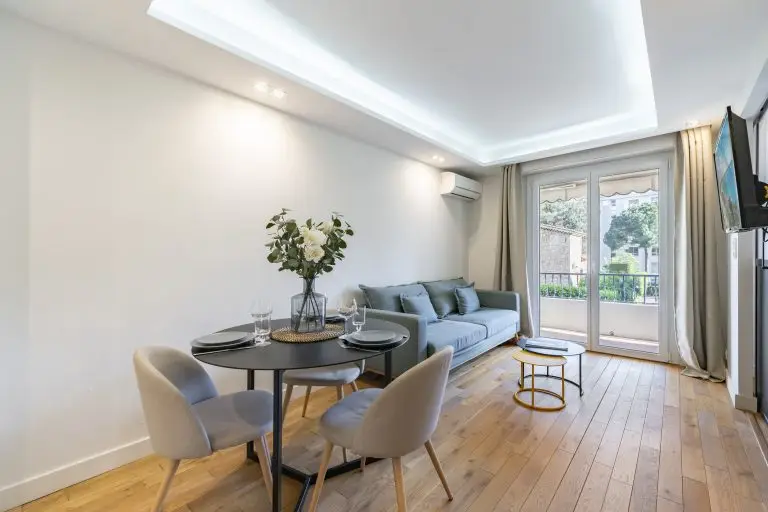 Séjour lumineux optimisé pour la location saisonnière