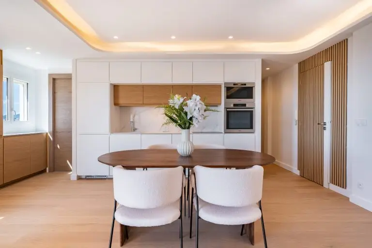 Vue espace repas et cuisine cet appartement est ideal pour de la location saisonnière premium – Cannes
