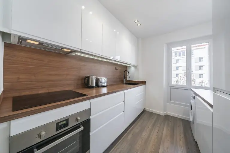 cuisine rénové appartement location saisonnière centre cannes banane