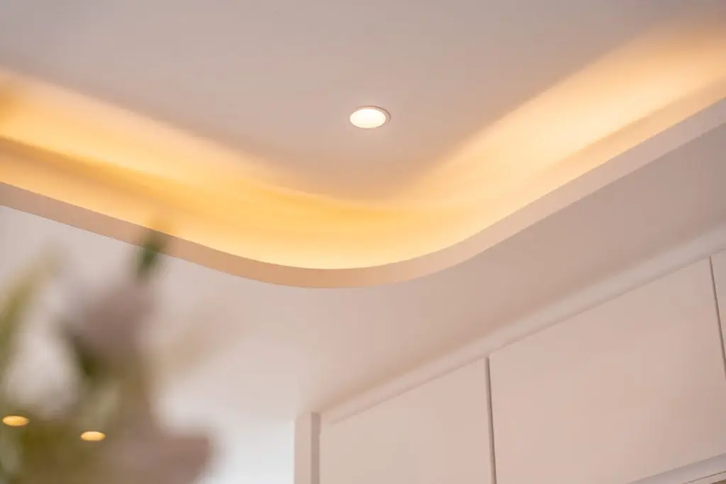 Séjour lumineux avec corniche arrondies – rénovation AN Immobilier