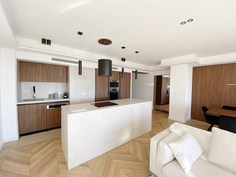 Cuisine contemporaine avec îlot central– Confort premium en location saisonnière