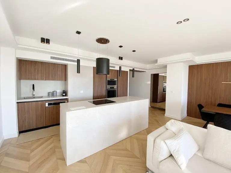 Cuisine contemporaine avec îlot central– Confort premium en location saisonnière