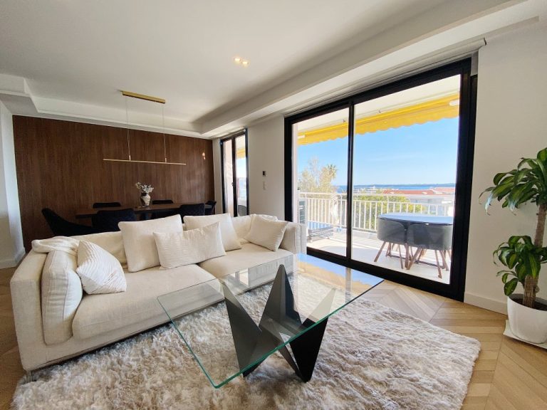 Salon lumineux avec vue – Location saisonnière de standing à Cannes