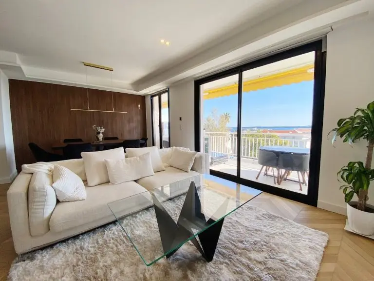 Salon lumineux avec vue – Location saisonnière de standing à Cannes