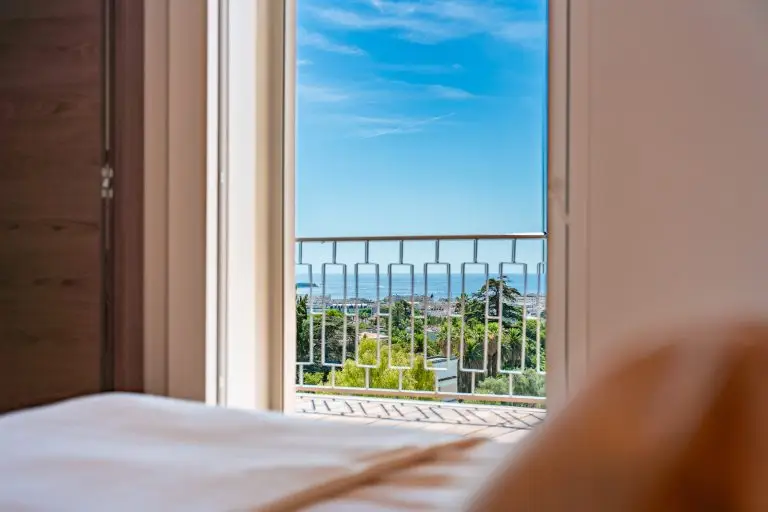 Vue mer sur la baie de cannes du lit rénovation appartement cannes