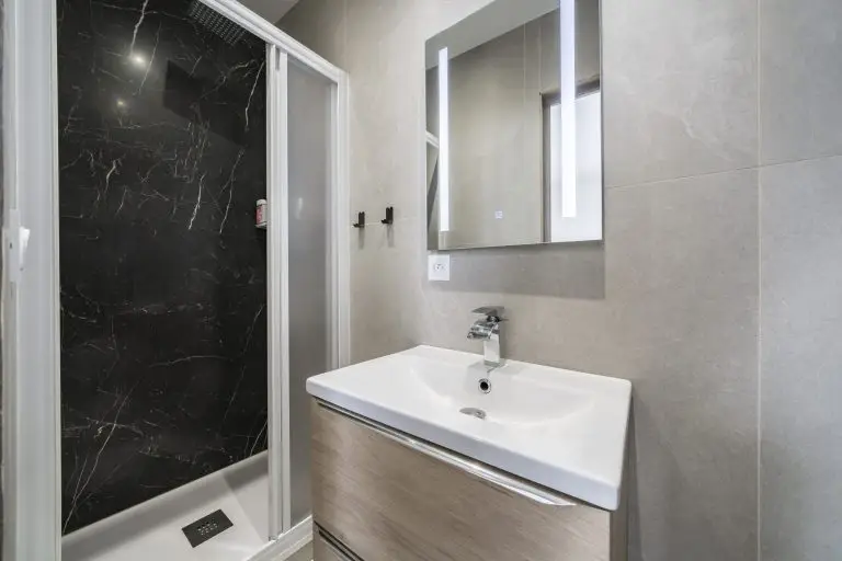 Salle de bain luxe rénovée – matériaux premium, Cannes