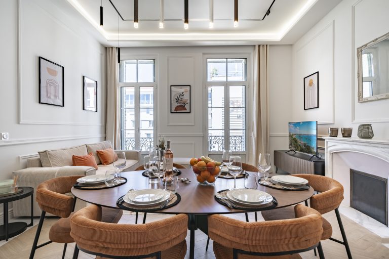 Espace de vie modernisé avec finitions haut de gamme – Cannes disponible en location saisonnière