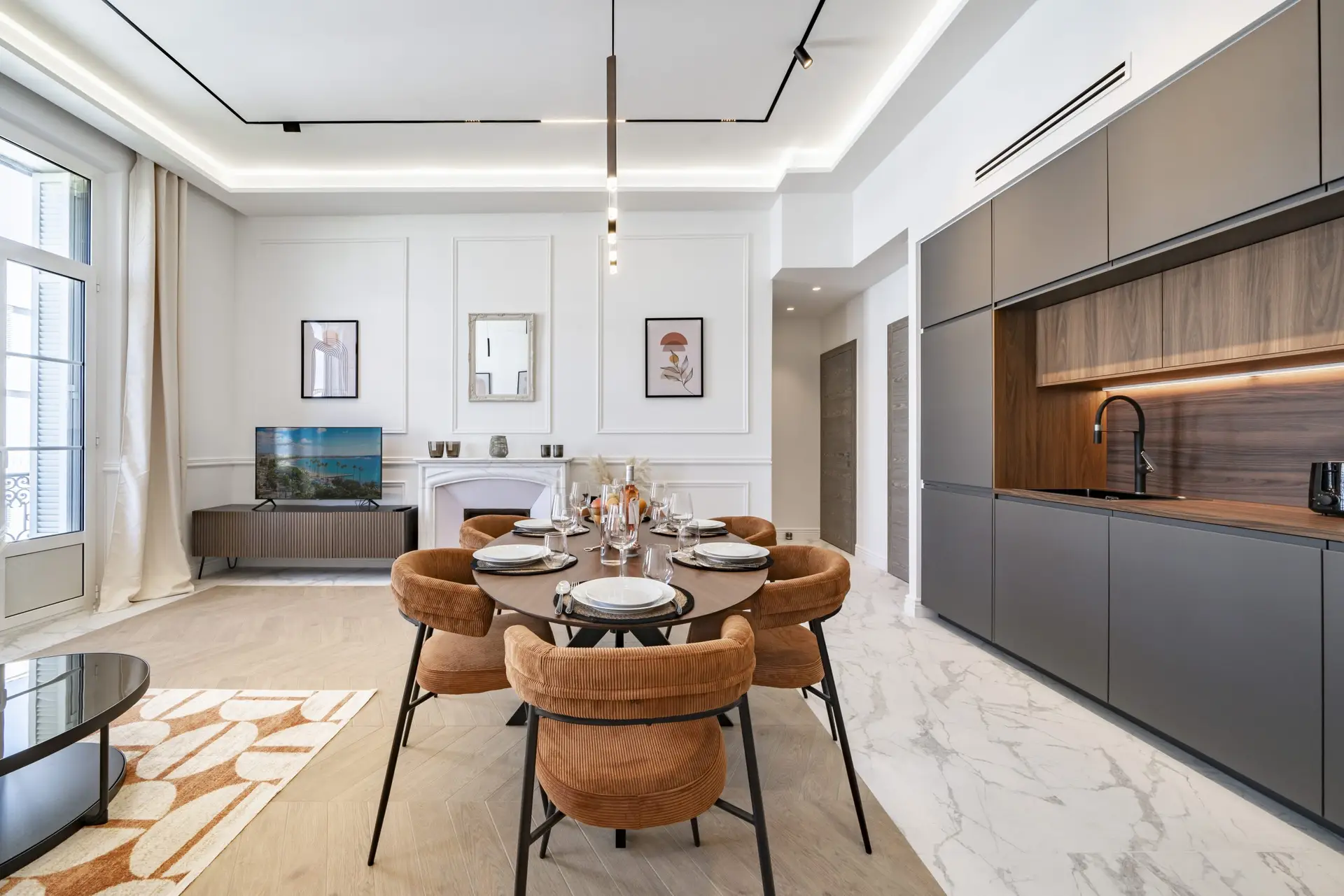 Salon et salle à manger avec cheminée, appartement Marinette, quartier Banane à Cannes