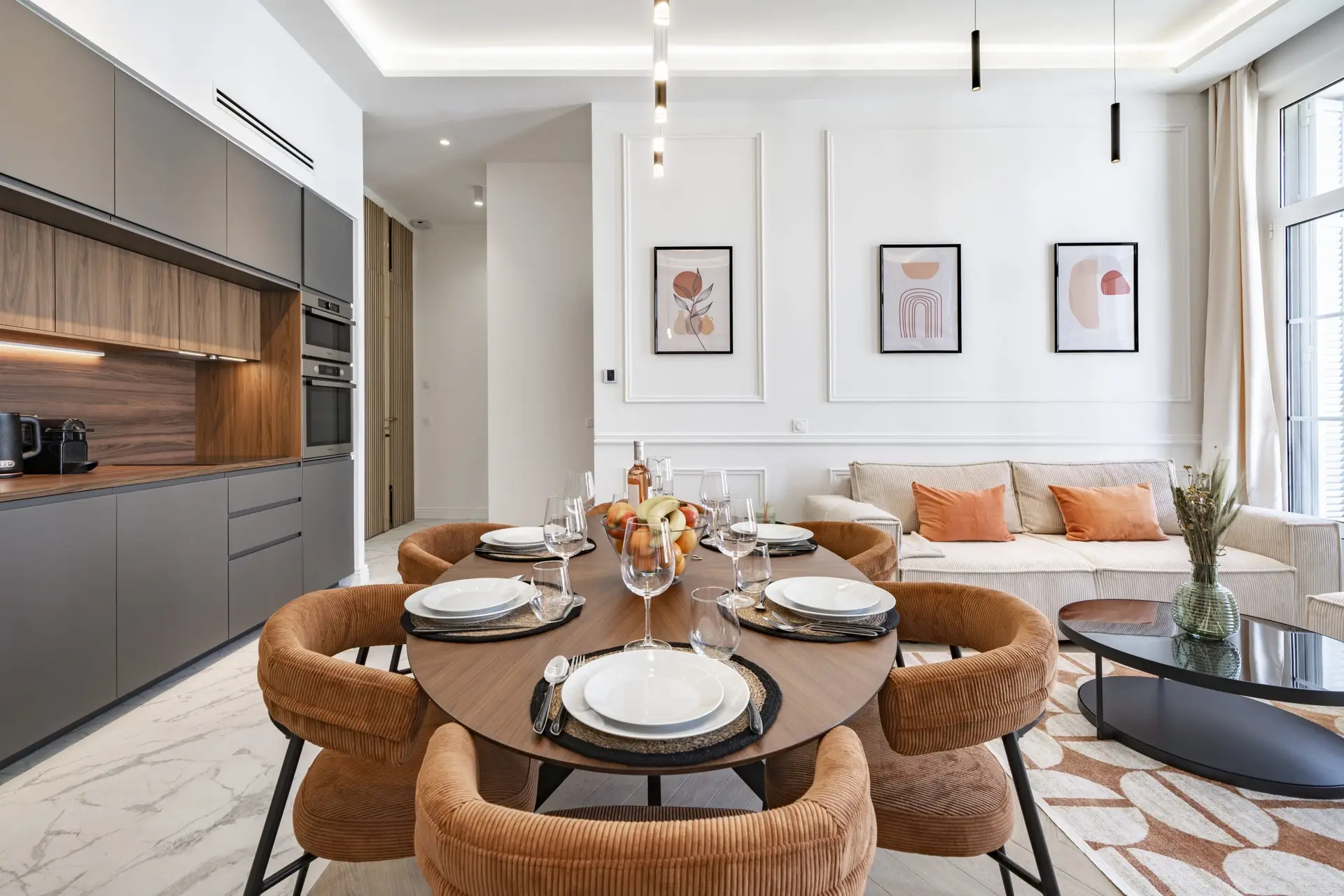 Salle à manger ouverte sur la cuisine