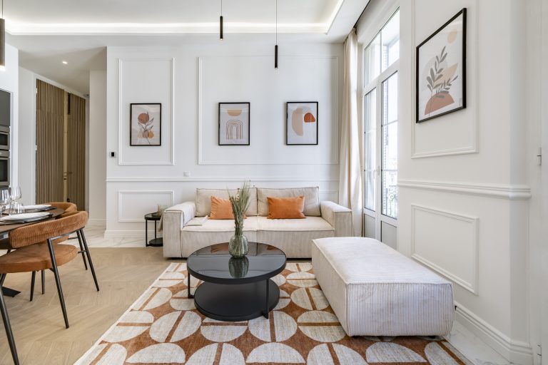 Séjour lumineux avec optimisation des volumes – rénovation AN Immobilier