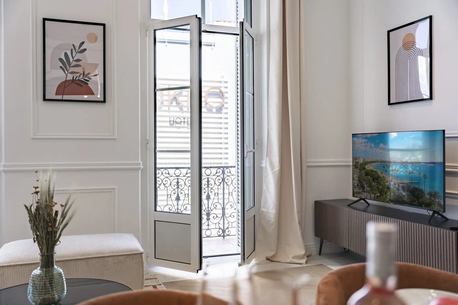 Salon avec accès balcon