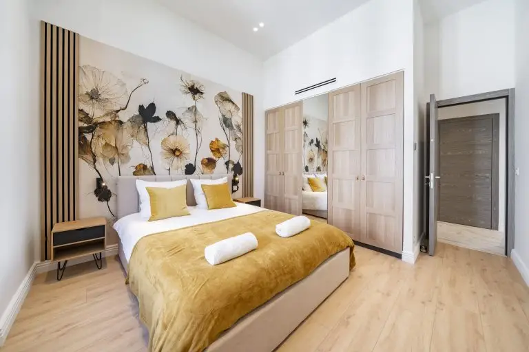 Chambre rénovée style luxe – Idéal pour séjourner en location saisonnière à Cannes