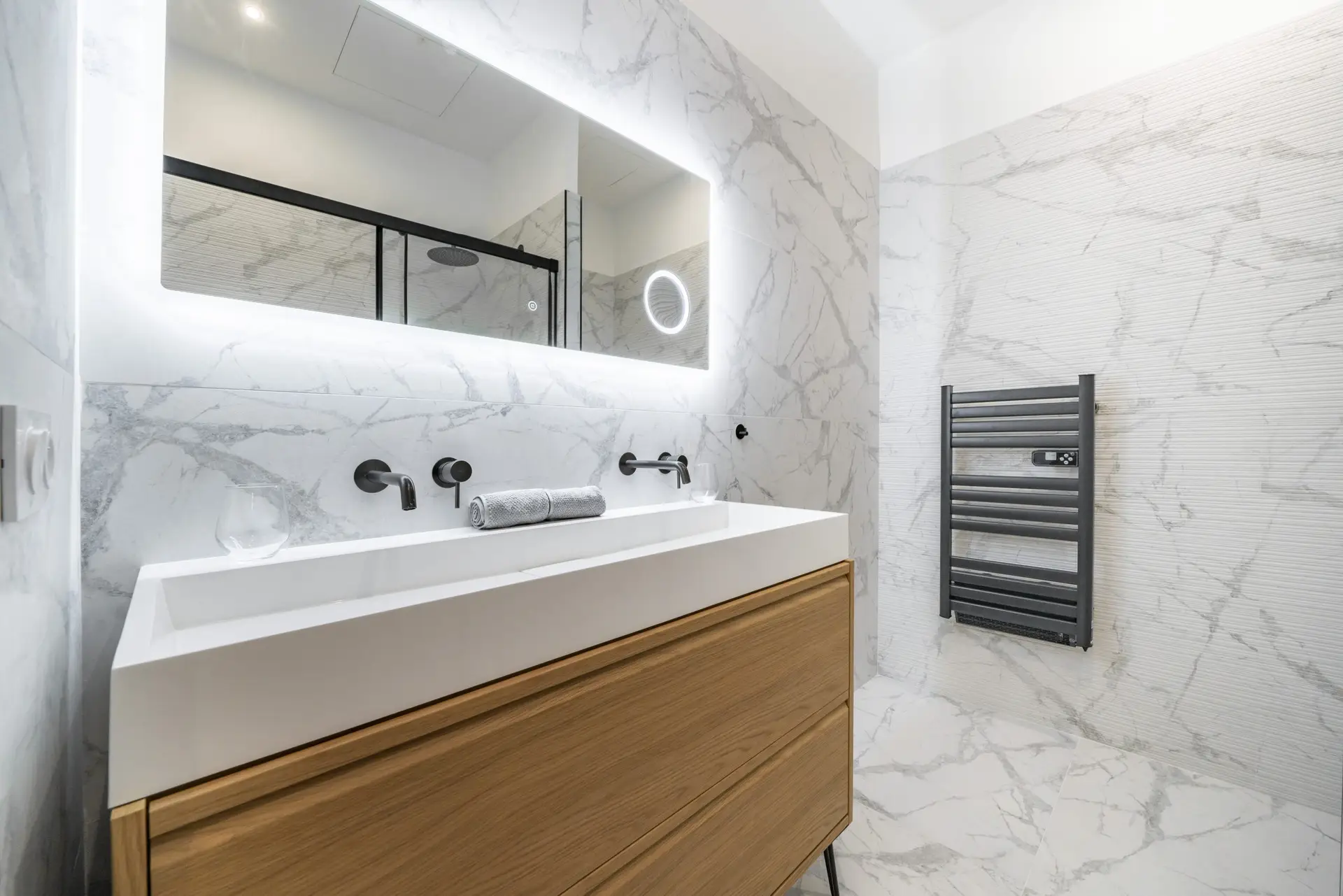 Seconde salle de bain habillée de marbre