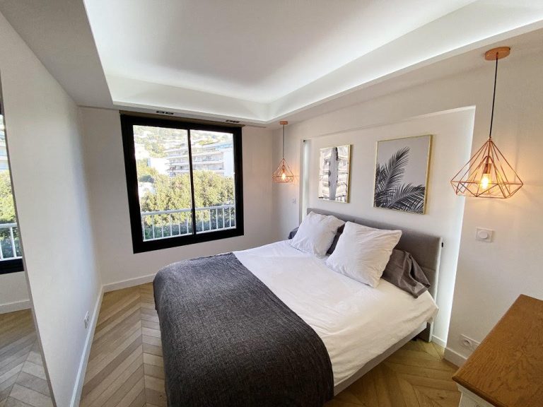 Chambre secondaire – Atmosphère chaleureuse au cœur de Cannes