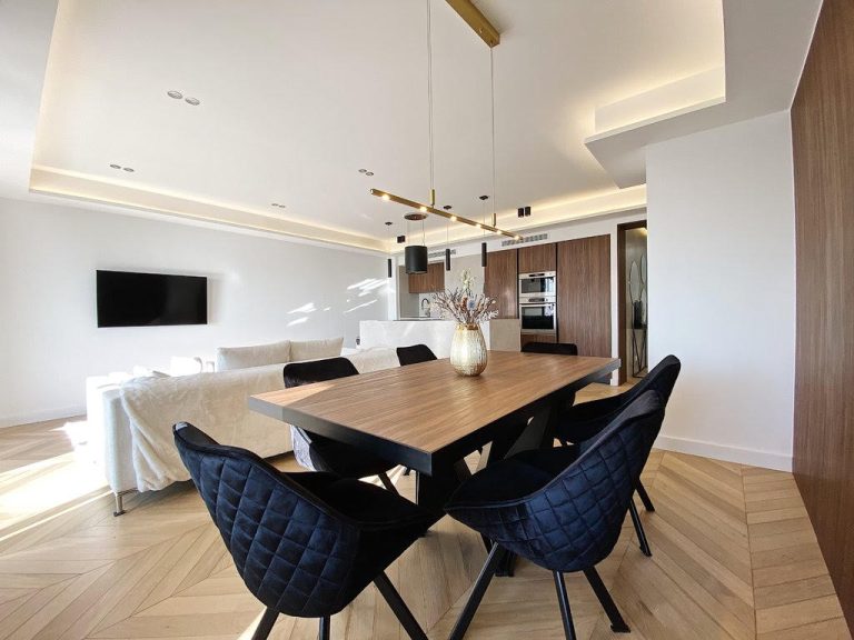 Salle à manger moderne – Espace idéal pour séjourner à Cannes