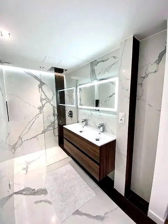 Salle de douche principale à l